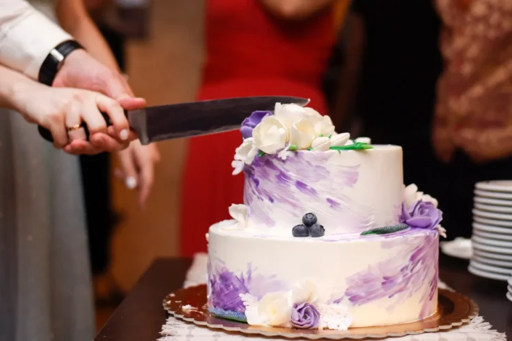 sliced ​​white wedding cake